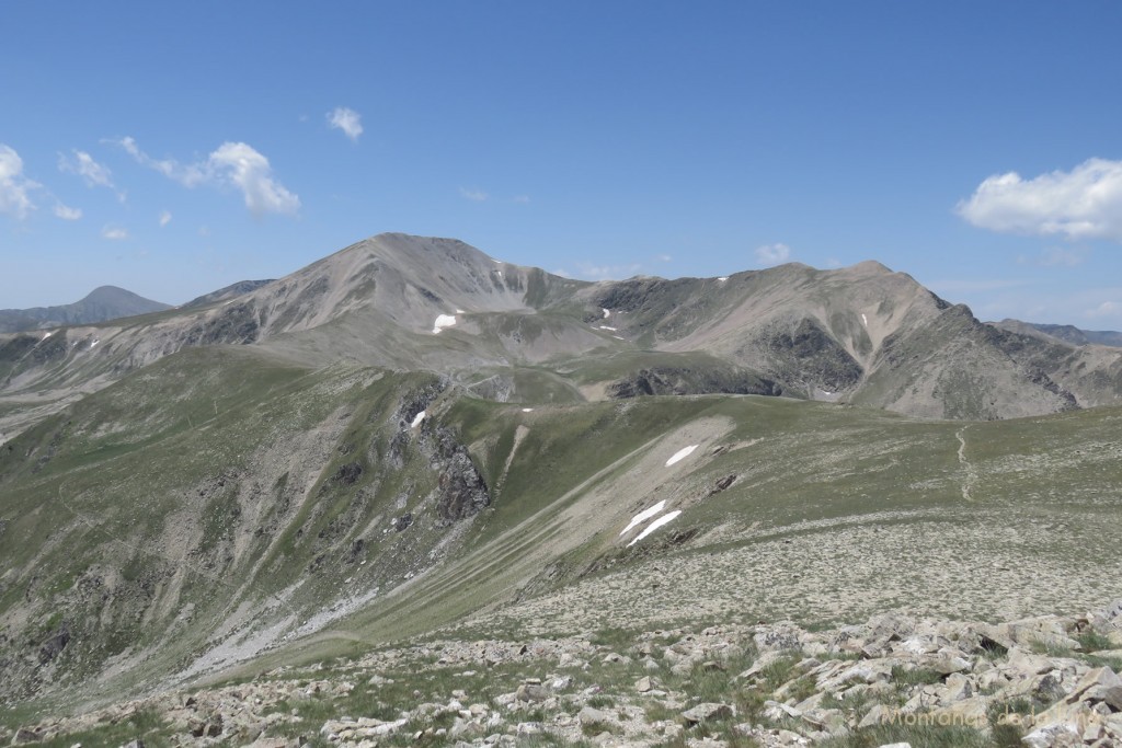 Desde la cima del Pic de La Dona, el Bastiments a la izquierda y el Pic de Bacivers a la derecha